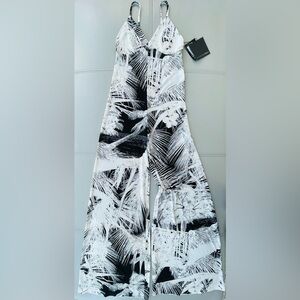 Norma Kamali
New With Tags
NORMA KAMALI
Slip Jumpsuit
in PALM BEACH
Size XS / 34